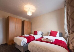 2 室のベッドルーム、アイロン / アイロン台、WiFi、ベッドシーツ