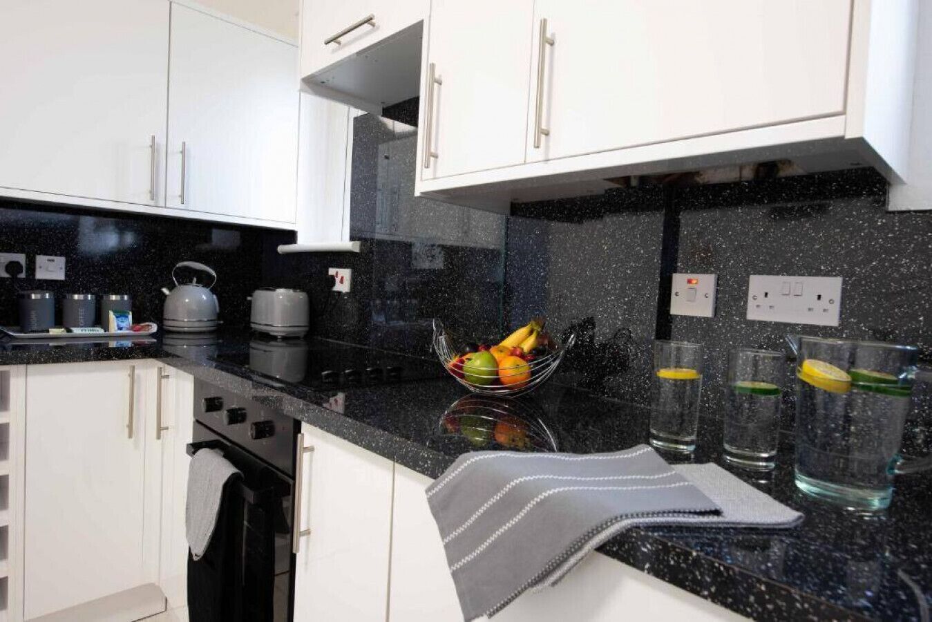 雪櫃、微波爐、焗爐、爐具