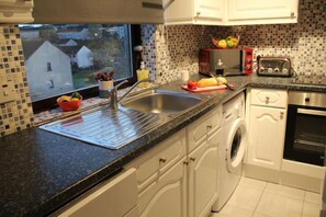 Fridge, microwave, oven, stovetop - Premier - Fleming Apartment (South Lanarkshire)