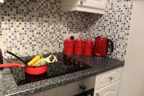 ثلاجة، ميكروويف، فرن، موقد طهي مسطح