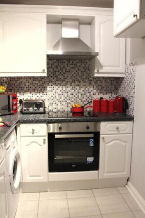 ثلاجة، ميكروويف، فرن، موقد طهي مسطح