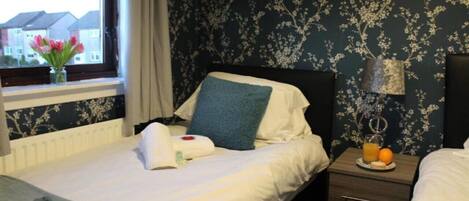 3 habitaciones, tabla de planchar con plancha, wifi y ropa de cama