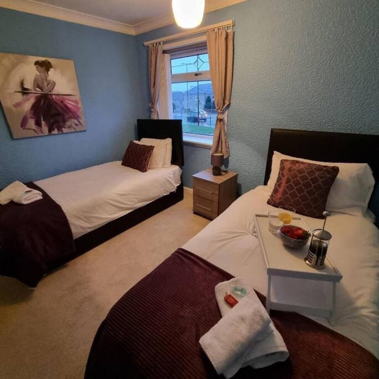 3 عدّة غرف نوم ومكواة/لوح كي وواي فاي وملاءات أسرّة