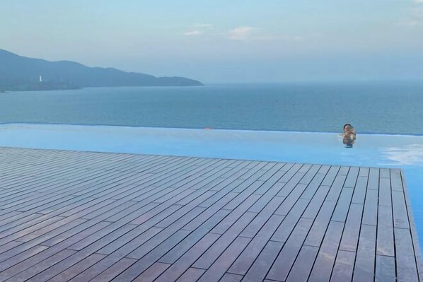 Outdoor pool - Aparthotel in A La Carte - 2 bedrooms, balcony, beachfront, rooftop pool, central (Da Nang)