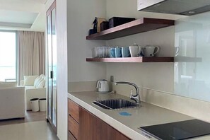Soundproofing, cots/infant beds - Aparthotel in A La Carte - 2 bedrooms, balcony, beachfront, rooftop pool, central (Da Nang)