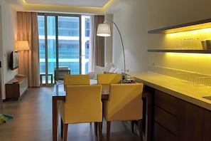 Soundproofing, cots/infant beds - Aparthotel in A La Carte - 2 bedrooms, balcony, beachfront, rooftop pool, central (Da Nang)