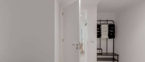 2 chambres, coffres-forts dans les chambres, fer et planche à repasser