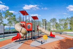 Een speeltuin met glijbanen en klimconstructies.
