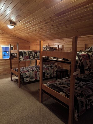 1 slaapkamer, een strijkplank/strijkijzer, beddengoed