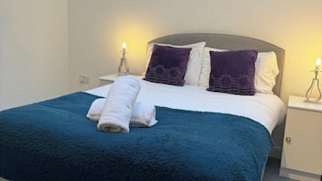 Deluxe appartement, uitzicht op stad | Een kluis op de kamer, geluiddichte muren, een strijkplank/strijkijzer