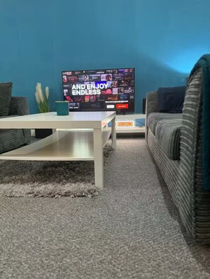 Deluxe Apartment, City View | Living area