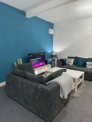 Deluxe Apartment, City View | Living area