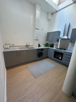 Deluxe Apartment, City View | Private kitchen