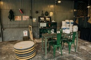Una habitación con una mesa, sillas y armarios.