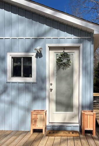 Rest & Go! Cozy Cedar Cottage off of I40 Exit 126