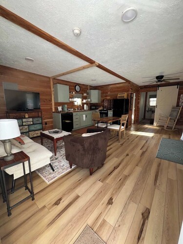 Rest & Go! Cozy Cedar Cottage off of I40 Exit 126