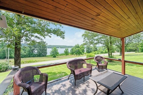 Cozy lake front hide away