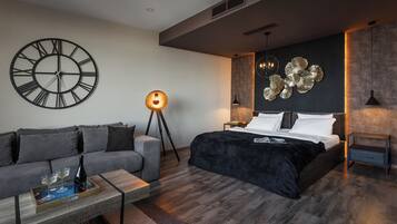 Luxury Apartment, Sea View | In-room safe, blackout curtains, iron/ironing board, free WiFi