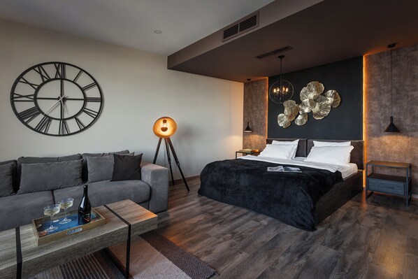 Luxury Apartment, Sea View | In-room safe, blackout drapes, iron/ironing board, free WiFi