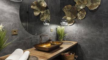 Appartement Luxe, vue mer | Coffres-forts dans les chambres, rideaux occultants