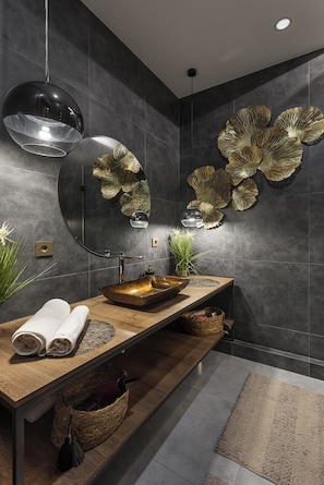 Coffres-forts dans les chambres, rideaux occultants