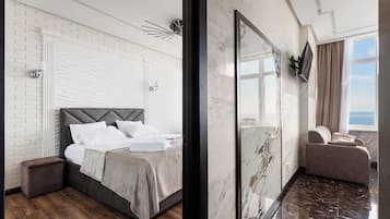 Apartemen Eksklusif, 1 kamar tidur, pemandangan laut | Brankas, tirai kedap cahaya, setrika/meja setrika, dan Wi-Fi gratis