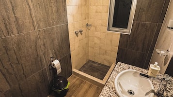 Douche, sĂšche-cheveux, serviettes fournies, savon