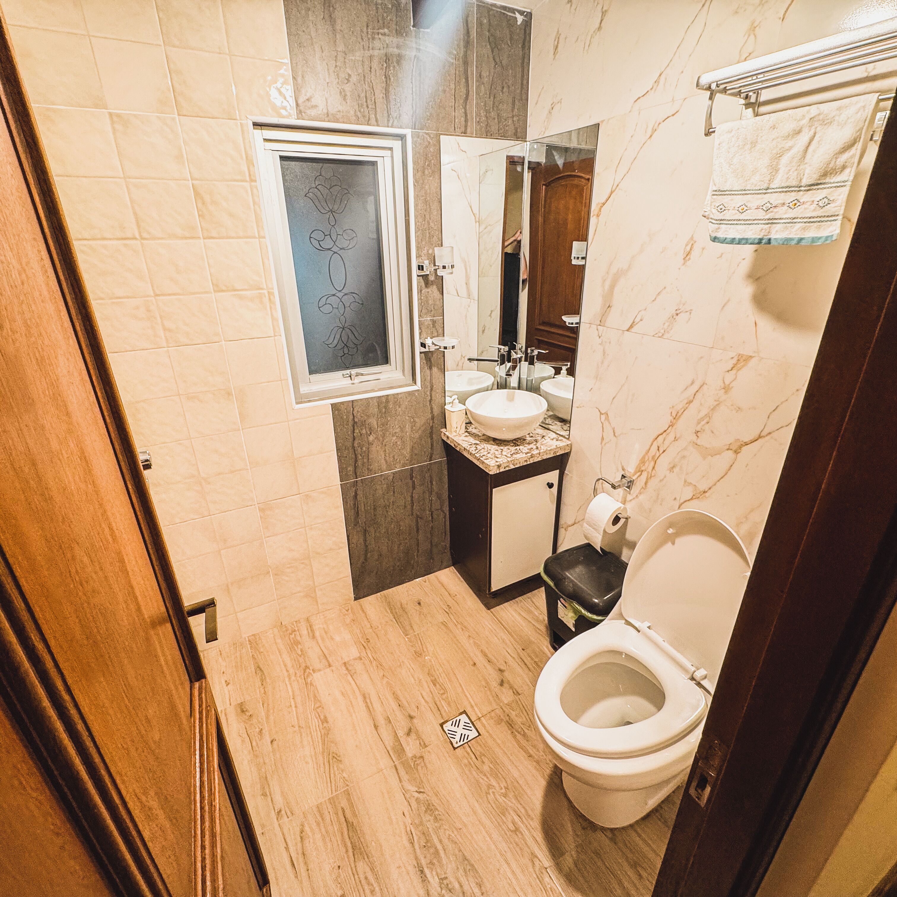 Une salle de bain avec des toilettes, un lavabo et un miroir.