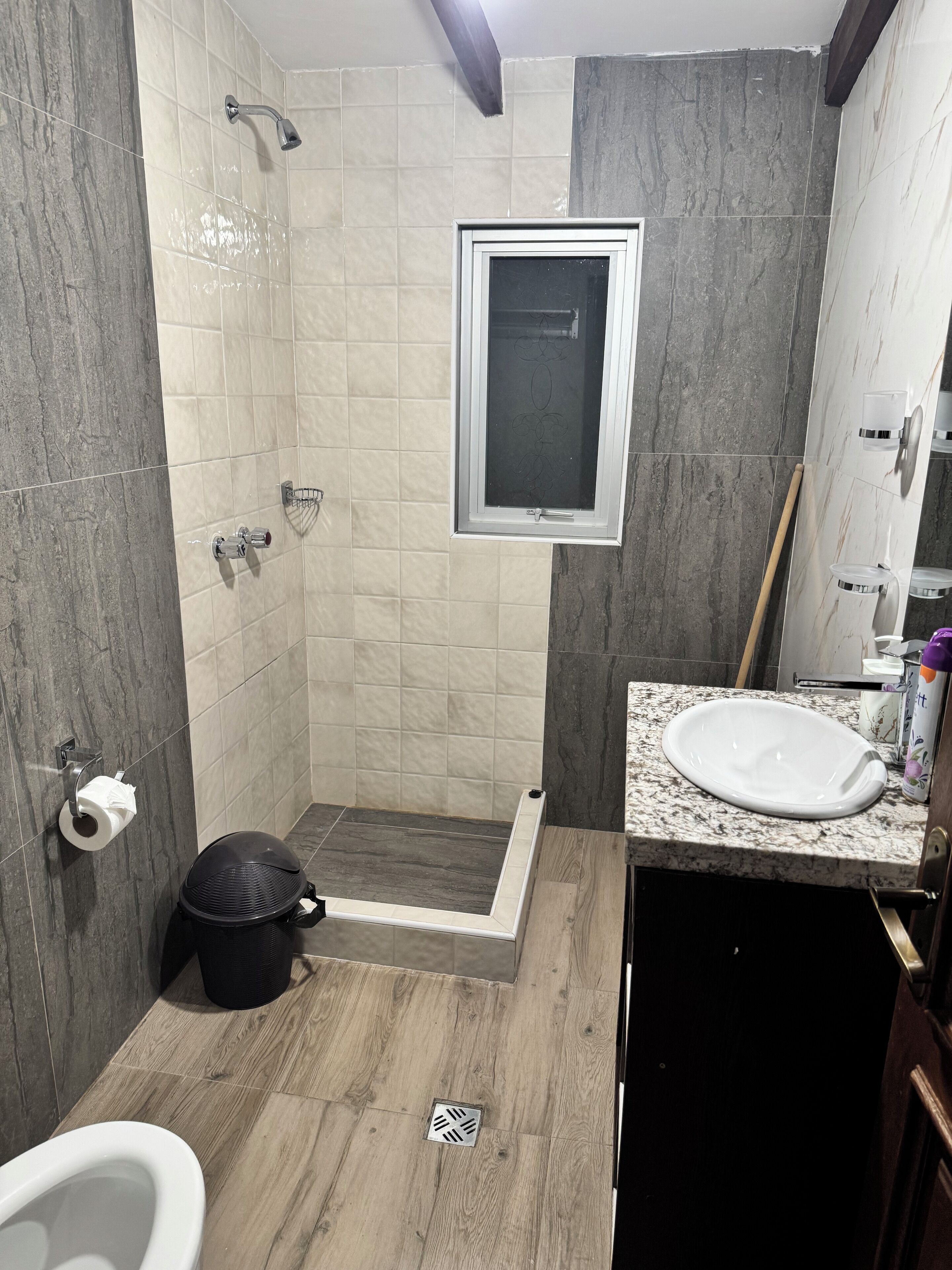 Un baño con ducha, inodoro y lavamanos.