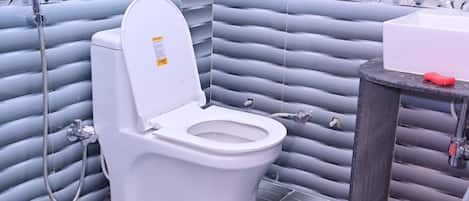 Deluxe Double Room, City View | Bathroom