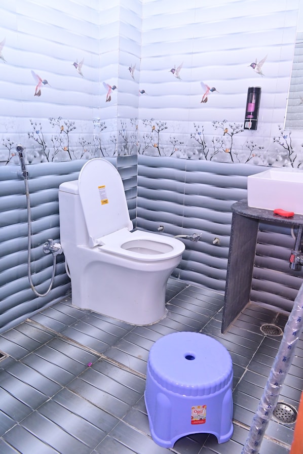 Deluxe tweepersoonskamer, uitzicht op stad | Badkamer | Een douche, gratis toiletartikelen, handdoeken, zeep