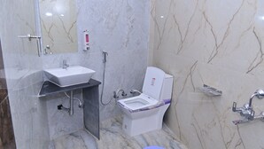 Kamar Quadruple Keluarga, balkon, pemandangan kebun | Kamar mandi