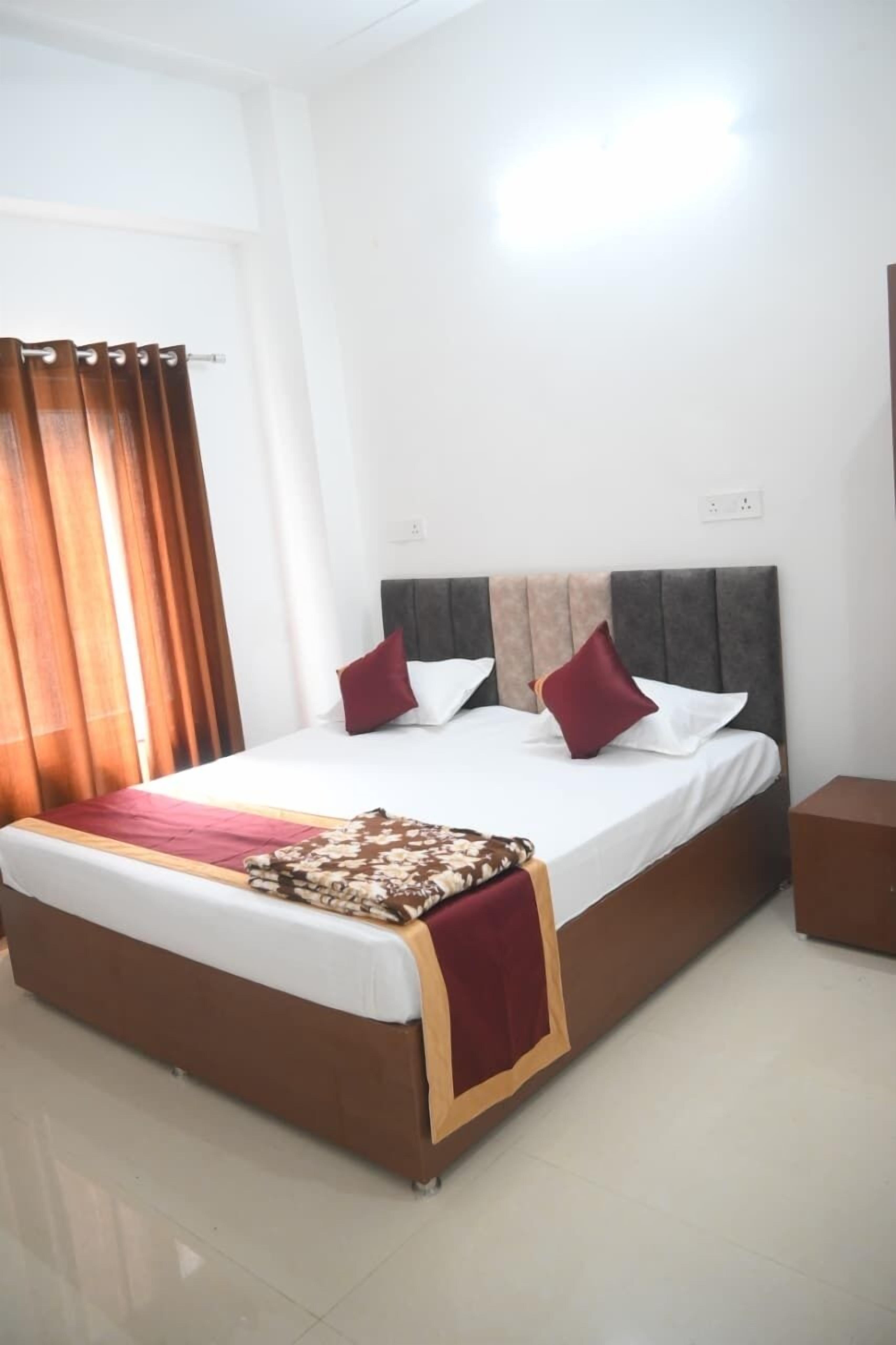 Deluxe Double Room, City View | Laptop workspace, free WiFi