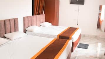 Habitación cuádruple familiar, balcón, vista al jardín | Espacio para trabajar con laptop y wifi gratis