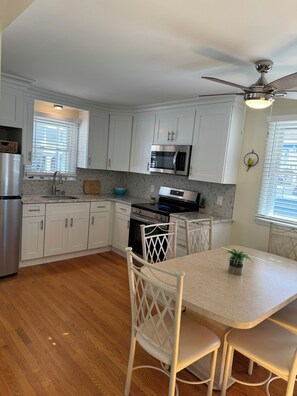 Mikrobølgeovn, ovn og kokeplater