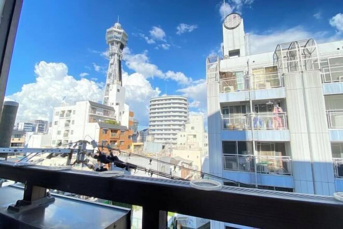 Un paisaje urbano con edificios modernos, incluyendo una torre y una estructura cilíndrica.