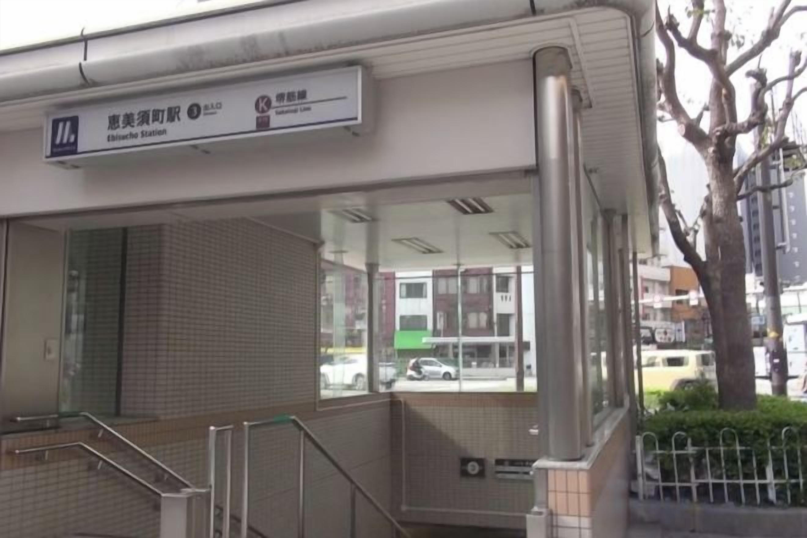 A building entrance with a sign indicating a station.
