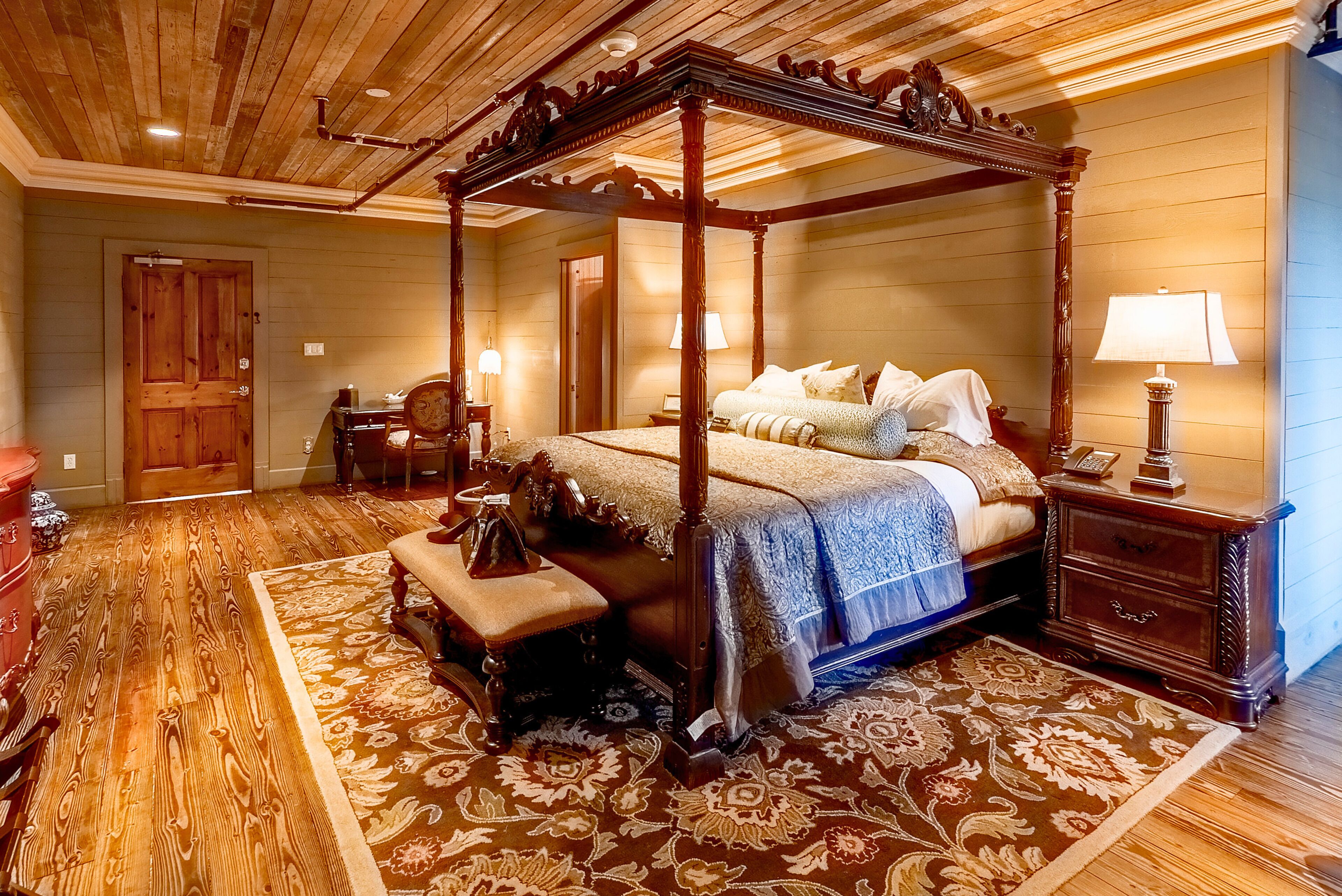 Escritorio, espacio para trabajar con laptop y cortinas blackout 