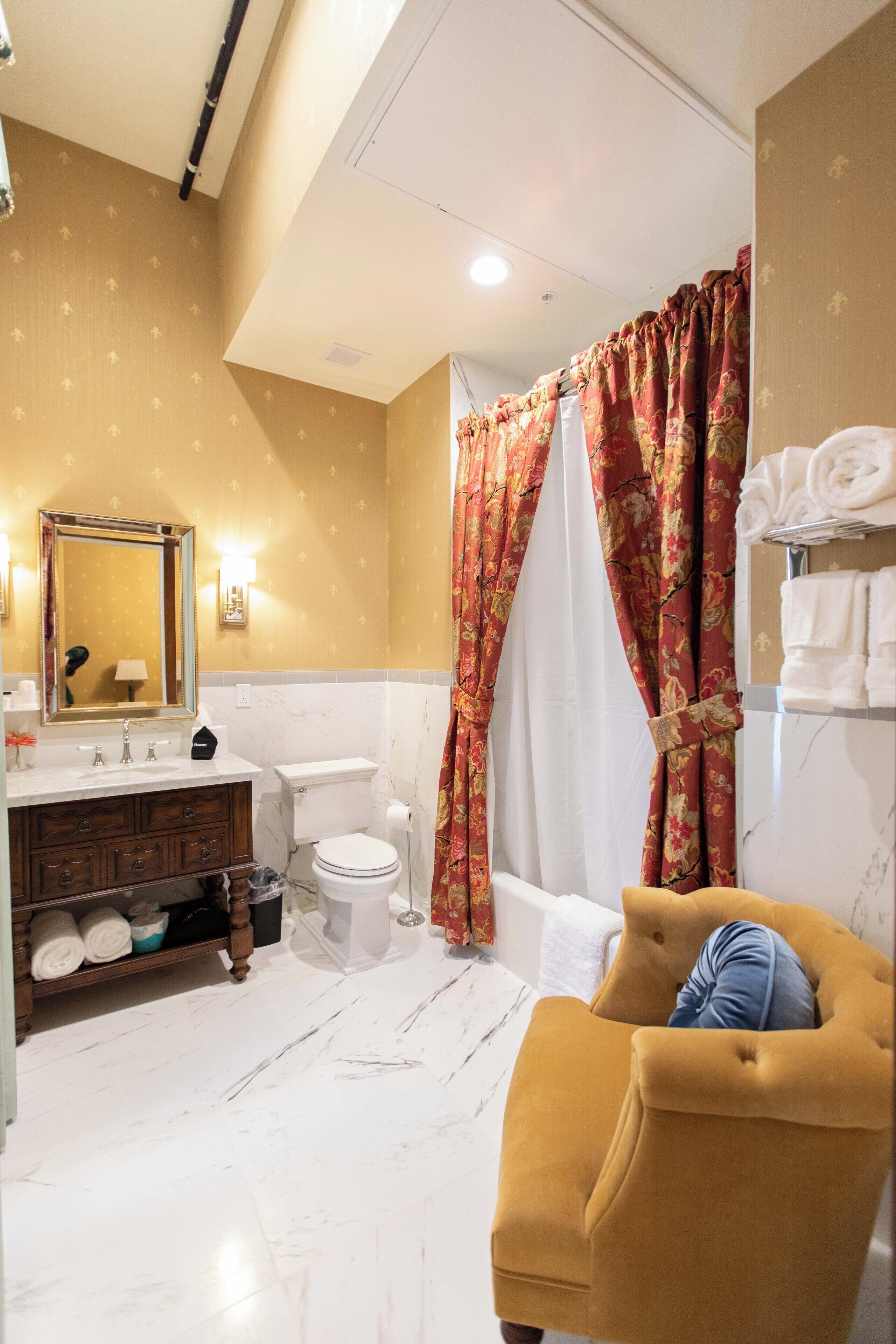 Luxury Room | Bathroom | Combined shower/tub, free toiletries, hair dryer, slippers