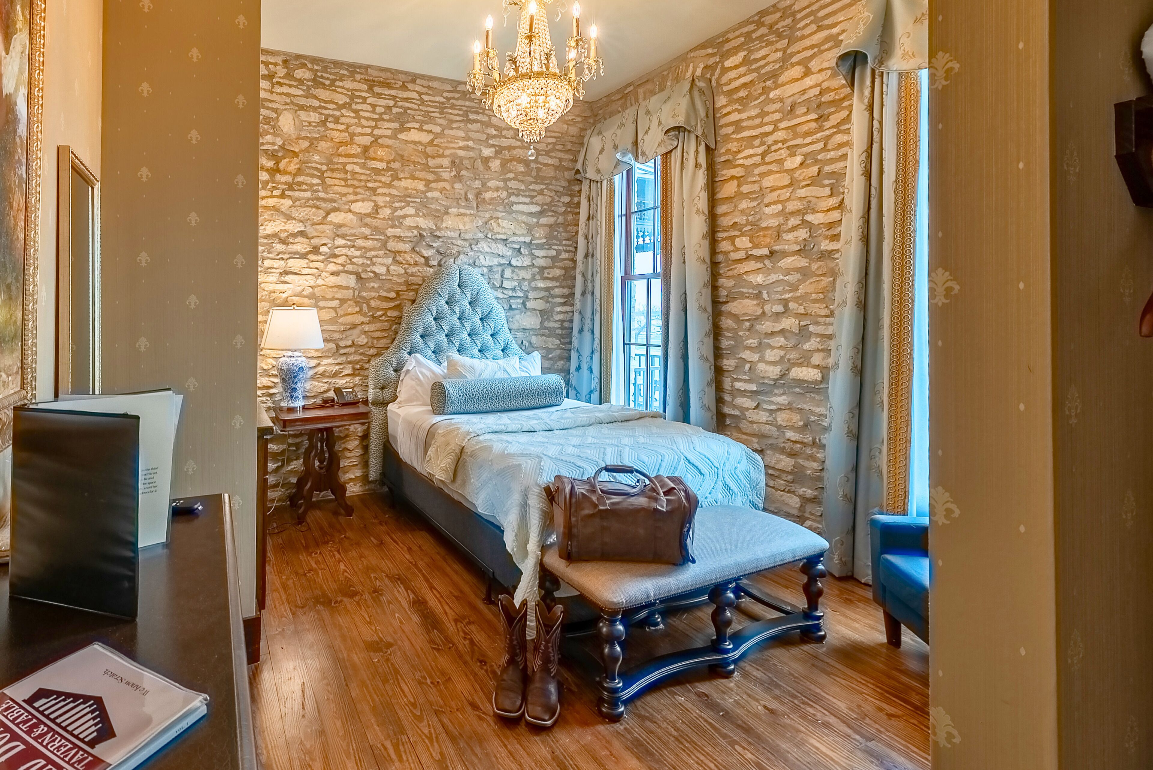 Escritorio, espacio para trabajar con laptop y cortinas blackout 