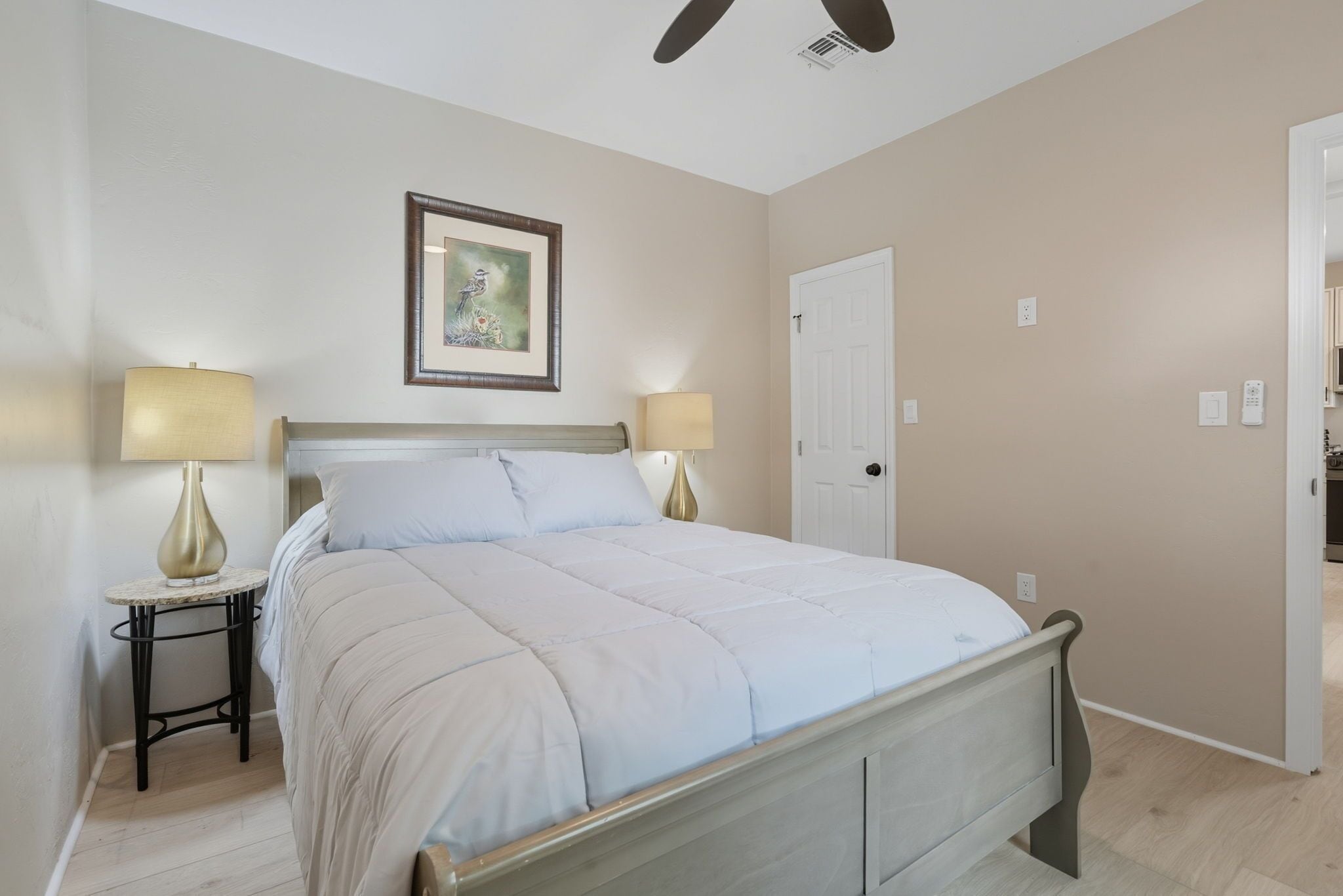 2 slaapkamers, een strijkplank/strijkijzer, gratis wifi, beddengoed