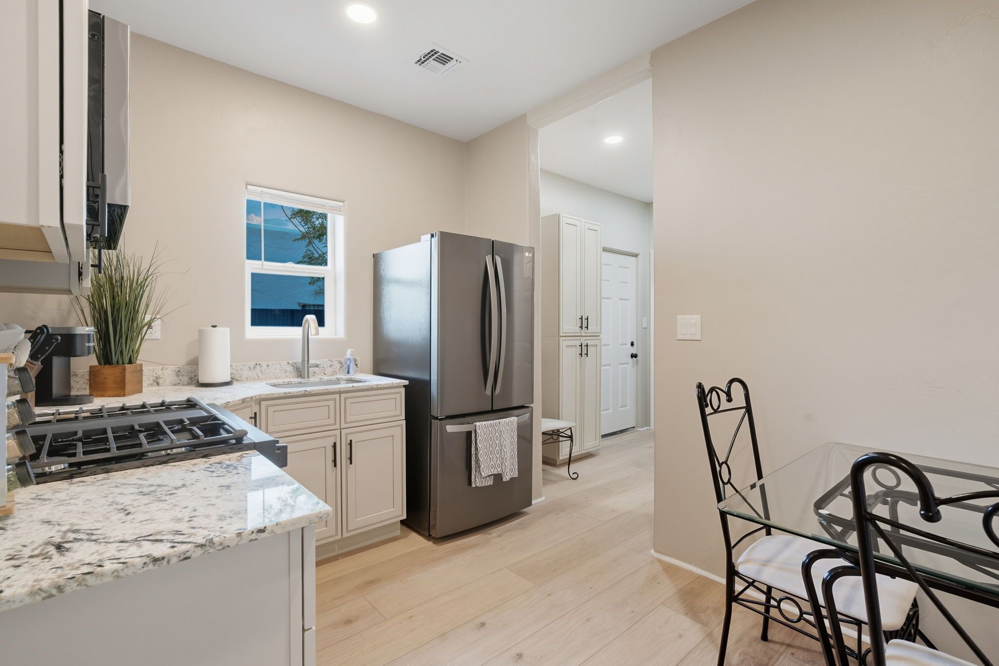 Refrigerador, microondas, horno y parrilla de estufa 