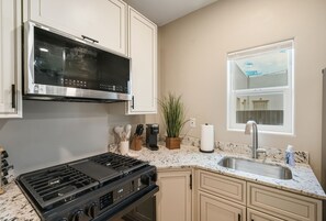 ثلاجة، ميكروويف، فرن، موقد طهي مسطح