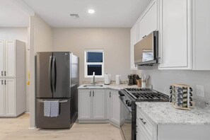 Kjøleskap, mikrobølgeovn, ovn og kokeplater