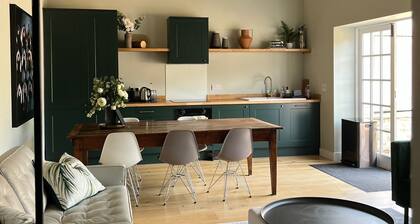 Charming Vineyard Guesthouse - Scenic Views & Wine