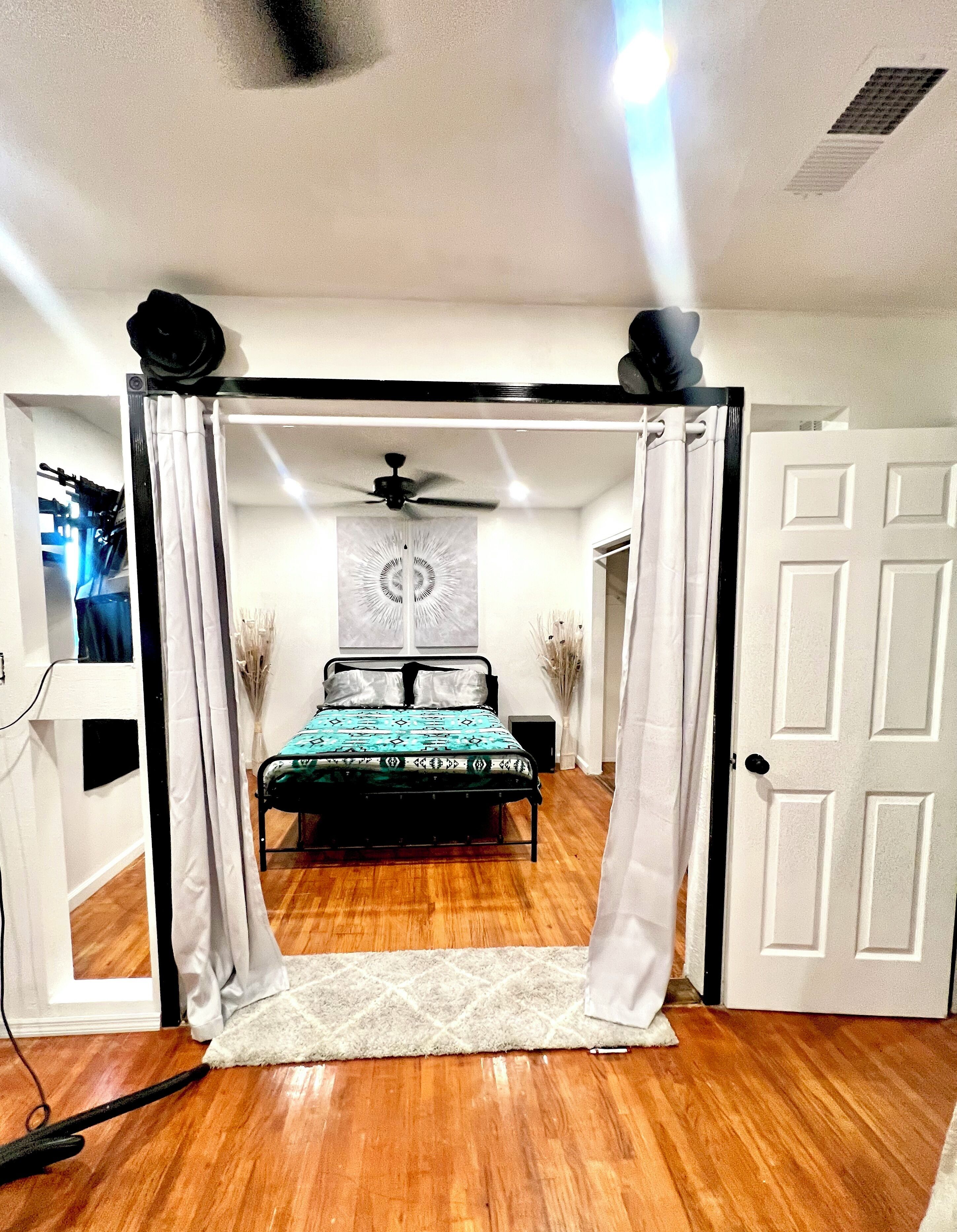 3 habitaciones, tabla de planchar con plancha, wifi y ropa de cama 