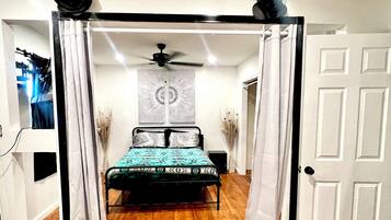 3 bedrooms, iron/ironing board, WiFi, bed sheets