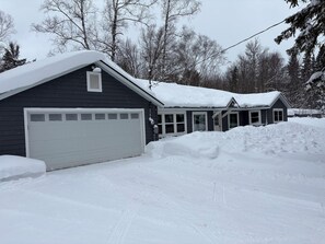 Exterior - Ellen Street Retreat-perfect 3 bedroom house close to town and snowmobile trails (Grand Marais)