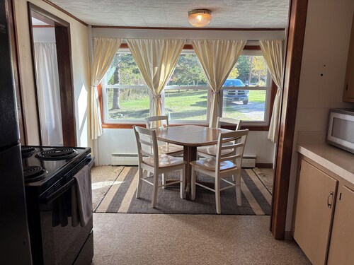 Ellen Street Haven- perfect 3 bedroom house close to town and snowmobile trails