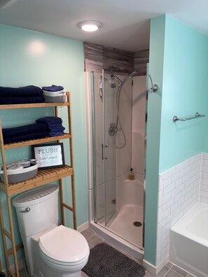 Dusche, Handtücher, Toilettenpapier